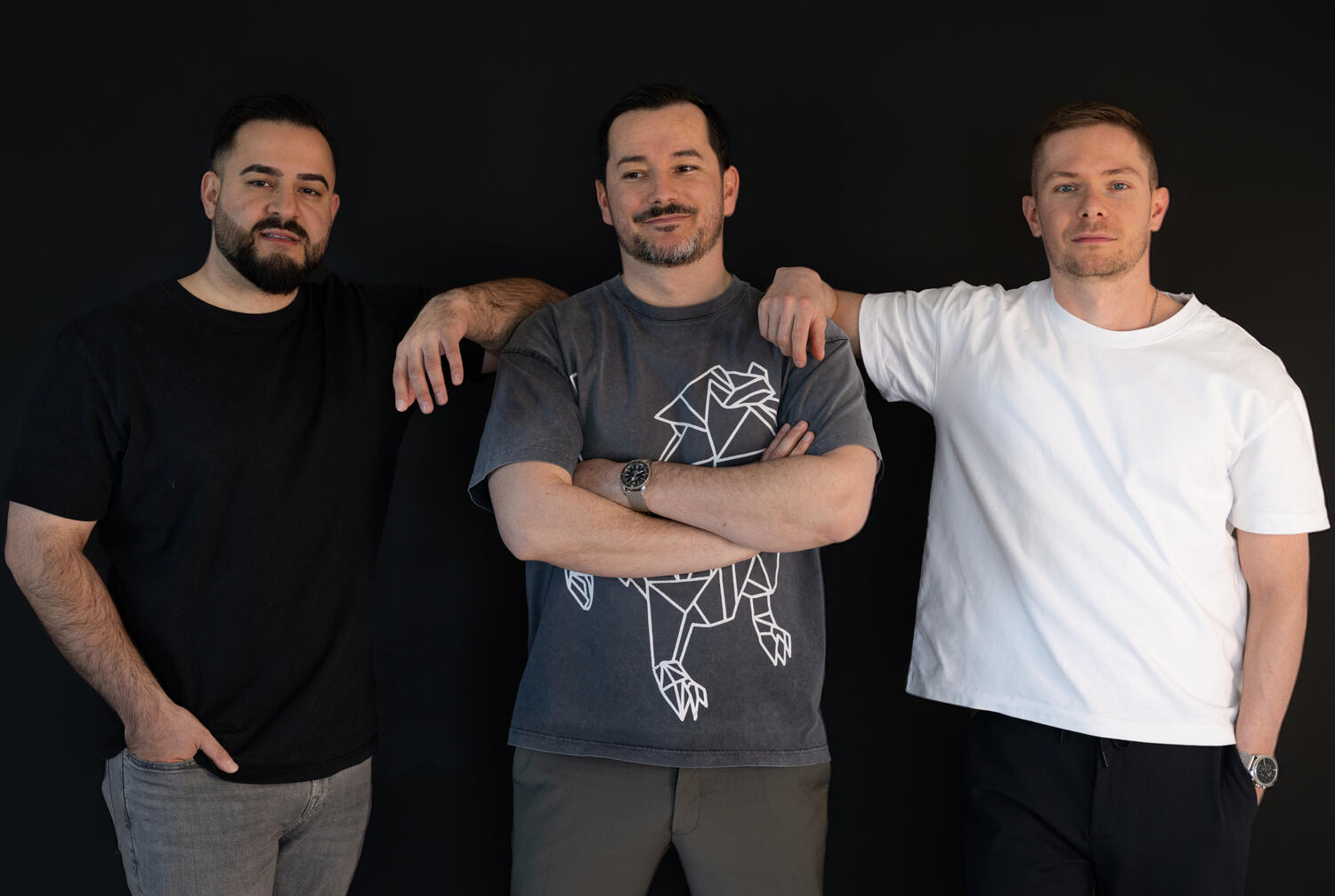 3 Djs stehen im potrait