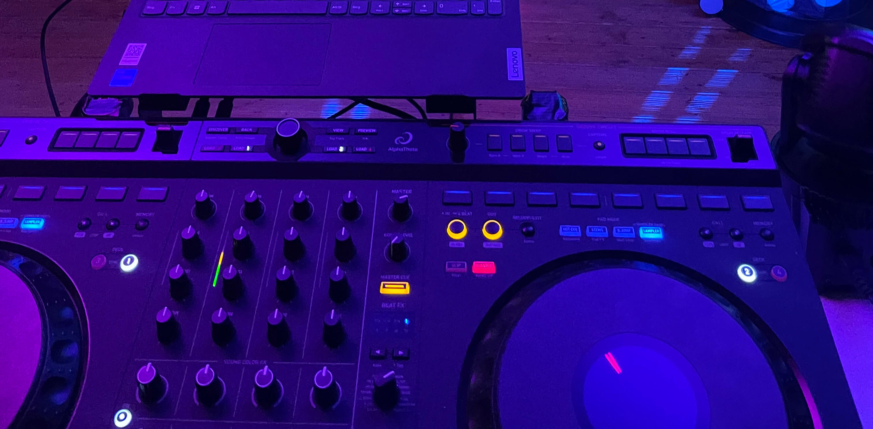 DJ-Mischpult mit leuchtenden Reglern bei einer Hochzeit im Hochtaunus