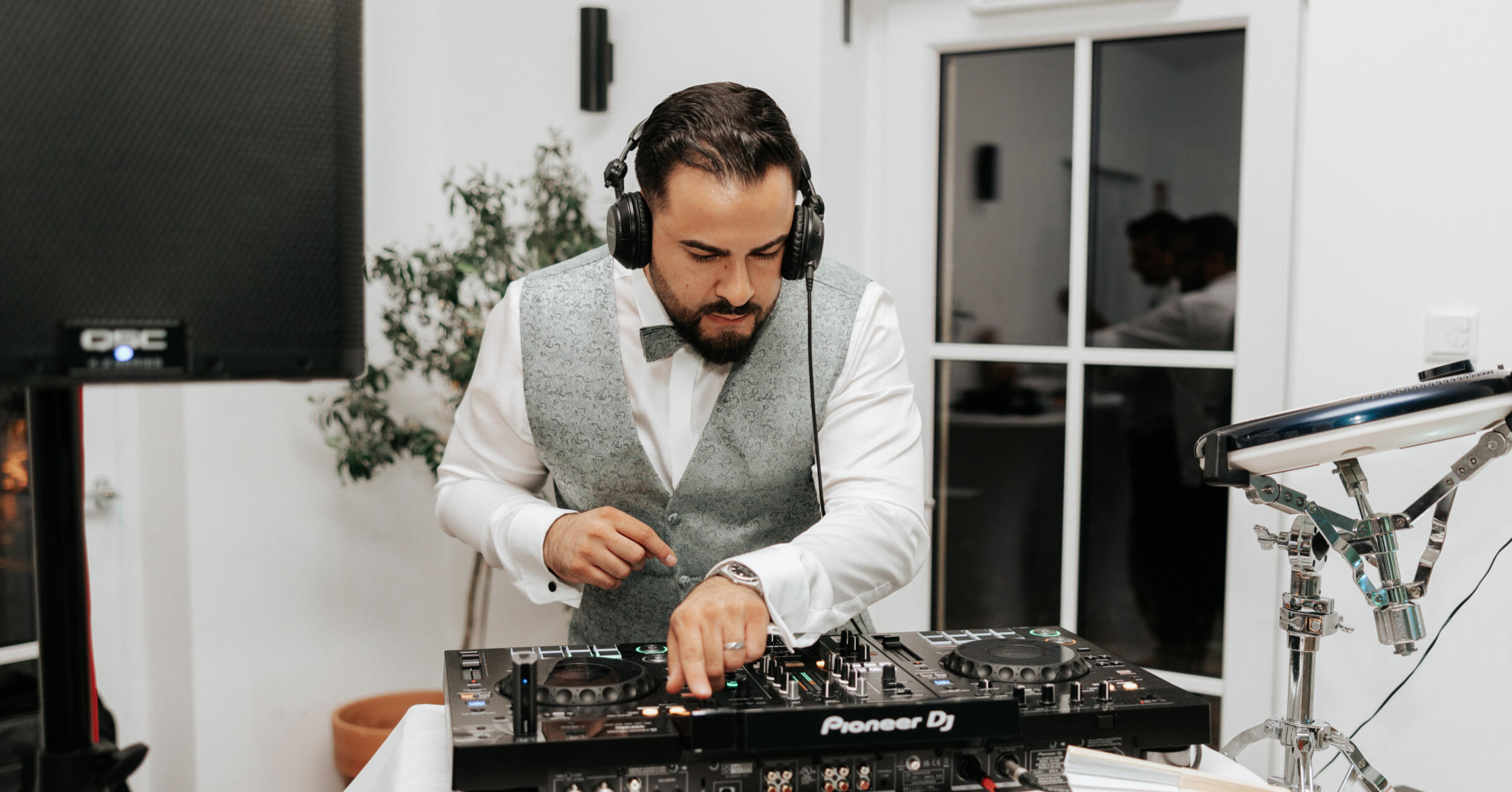 Tanzende Gäste auf der Tanzfläche vor dem DJ-Pult