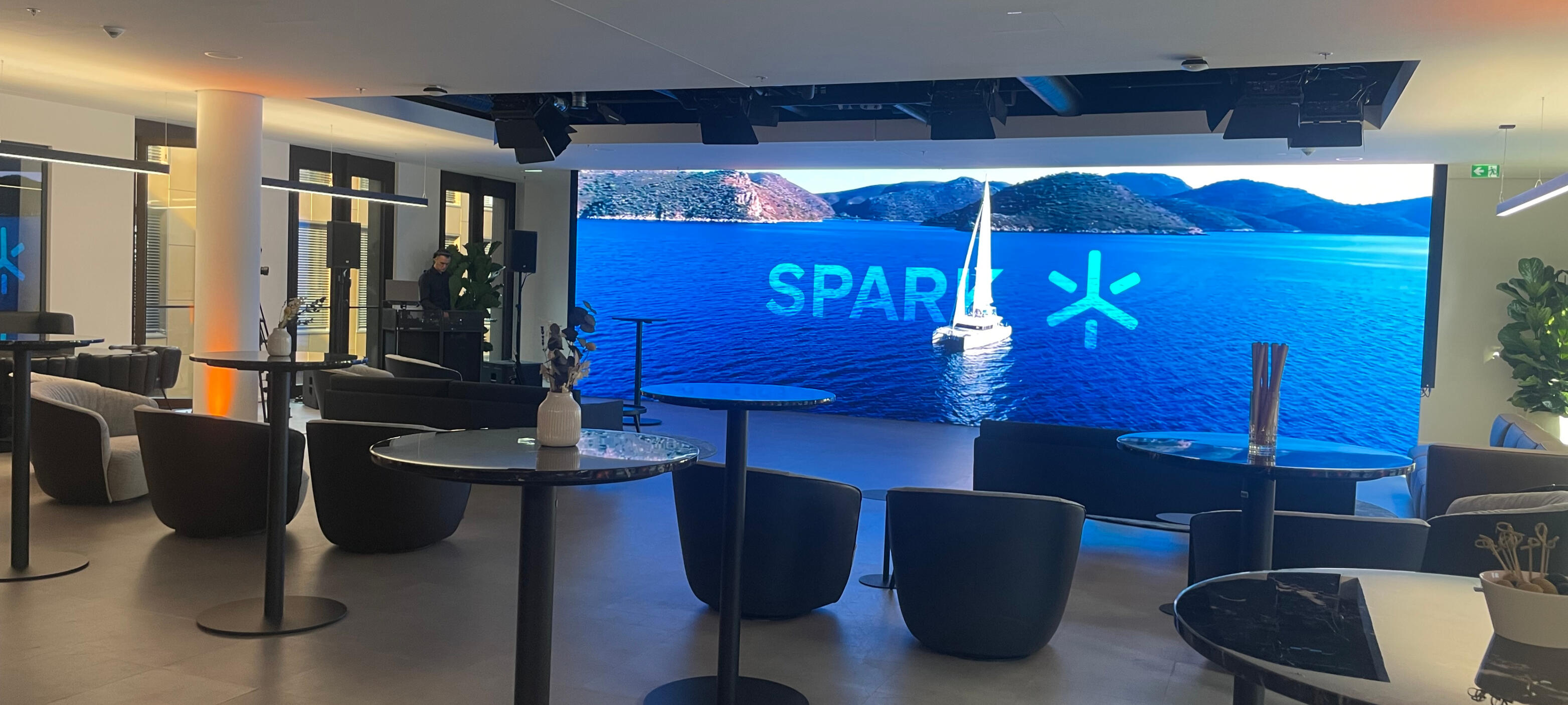 Ein DJ Mischpult mit leuchtenden Knöpfen der Dj spielt die Musik live ab für das Publikum